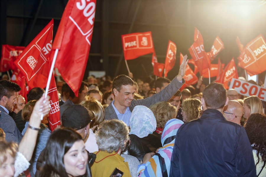 El presidente del Gobierno y candidato del PSOE ha participado en un acto en el pabellón central del recinco ferial Luis Adaro ante unas 3.500 personas, según los datos del PSOE.