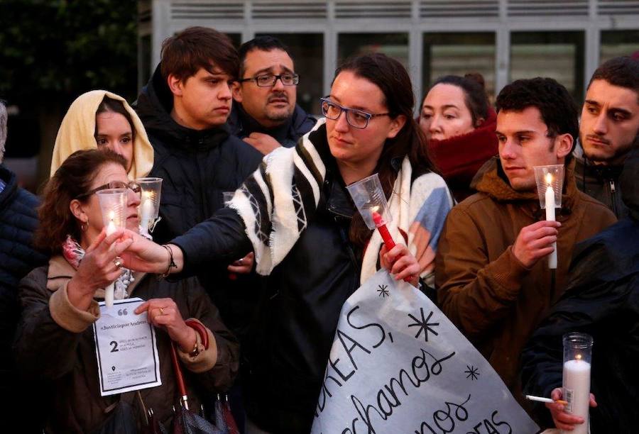 Medio centenar de personas se concentran en la plaza de la Escandalera para pedir justicia por la joven de 26 años fallecida en el HUCA por una meningitis hace dos años.