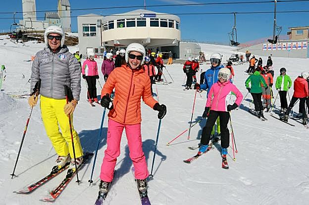 Usuarios disfrutando de la estación de Pajares durante el fin de semana. 