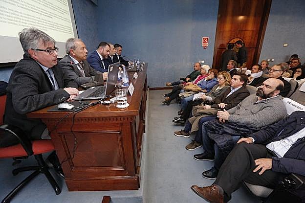 El ingeniero Ignacio Ruiz Latierro, en primer término, durante en la charla que ofreció ayer en la Cámara de Comercio de Oviedo. Agustín Iglesias Caunedo, José Luis Álvarez Almeida y Concha Masa, entre el público, en primera fila; Ignacio Cuesta, destrás. 