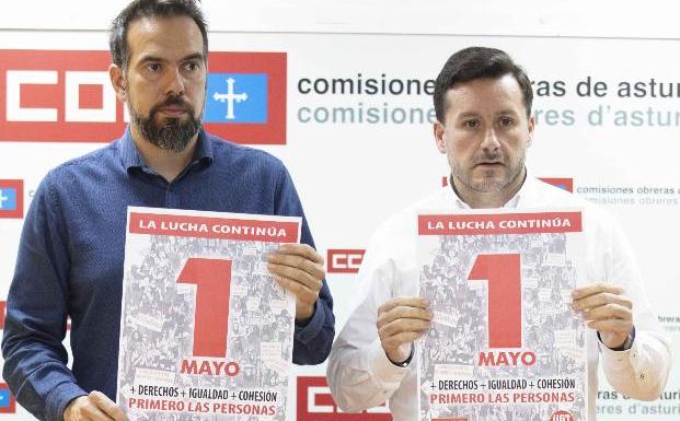 José Manuel Zapico y Javier Fernández Lanero, con los carteles de manifestación del 1 de mayo. 