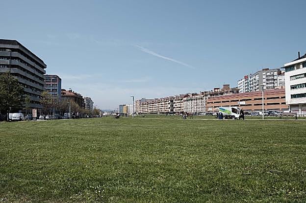 Zona ajardinada del 'solarón', a la espera de que las obras comiencen, previsiblemente el año que viene. 