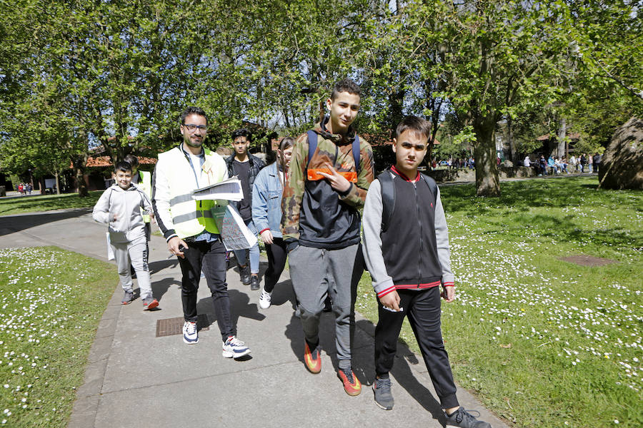 Casi 500 alumnos de secundaria de doce centros de la ciudad en los que se imparte el asturiano formaron parte de la iniciativa, en su XVI edición, desarrollada en el Muséu del Pueblu d'Asturies 