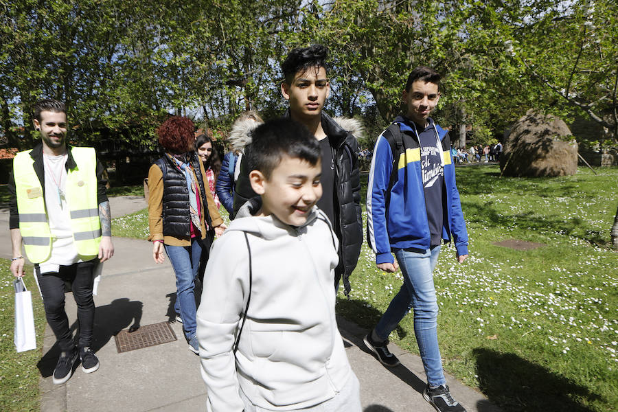 Casi 500 alumnos de secundaria de doce centros de la ciudad en los que se imparte el asturiano formaron parte de la iniciativa, en su XVI edición, desarrollada en el Muséu del Pueblu d'Asturies 