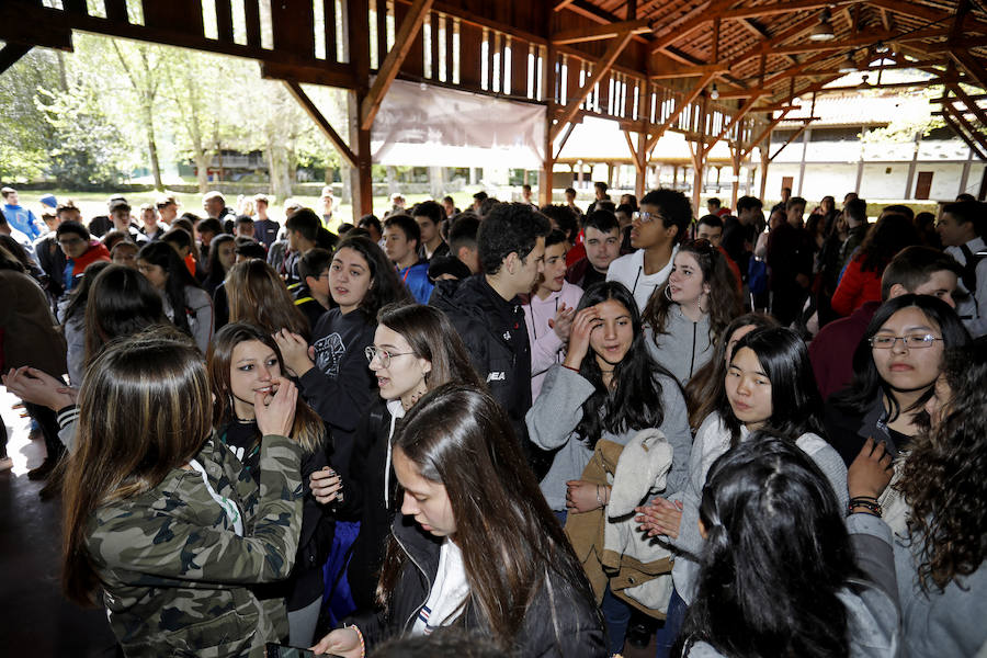 Casi 500 alumnos de secundaria de doce centros de la ciudad en los que se imparte el asturiano formaron parte de la iniciativa, en su XVI edición, desarrollada en el Muséu del Pueblu d'Asturies 