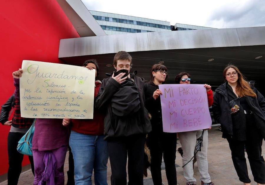 Decenas de personas se han concentrado frente al HUCA para defender que la mujer ingresada para dar a luz por orden judicial pueda hacerlo en casa.