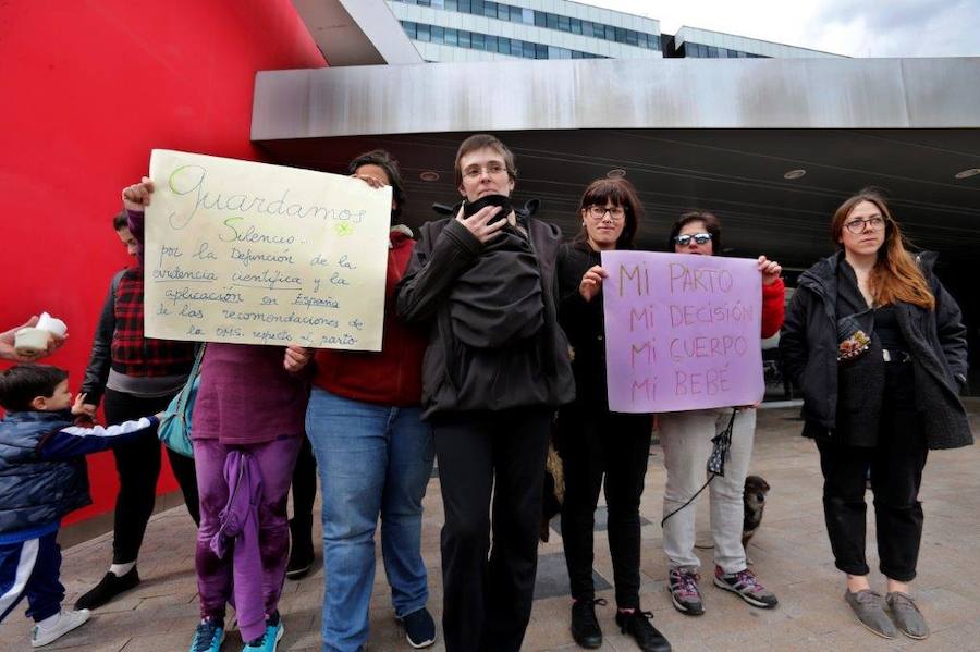 Decenas de personas se han concentrado frente al HUCA para defender que la mujer ingresada para dar a luz por orden judicial pueda hacerlo en casa.