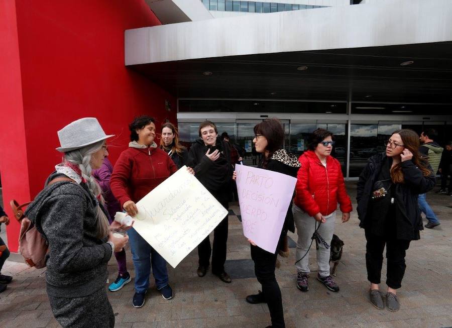 Decenas de personas se han concentrado frente al HUCA para defender que la mujer ingresada para dar a luz por orden judicial pueda hacerlo en casa.