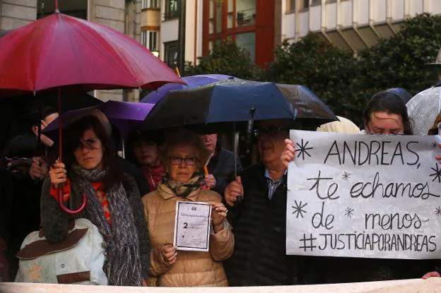 Concentración silenciosa celebrada en la plaza de La Escandalera, en Oviedo, para recordar a Andreas. 