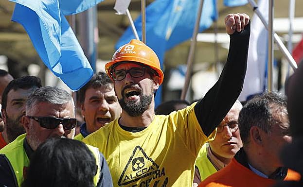 Un trabajador de alcoa, en la protesta ante el Congreso de los Diputados. 