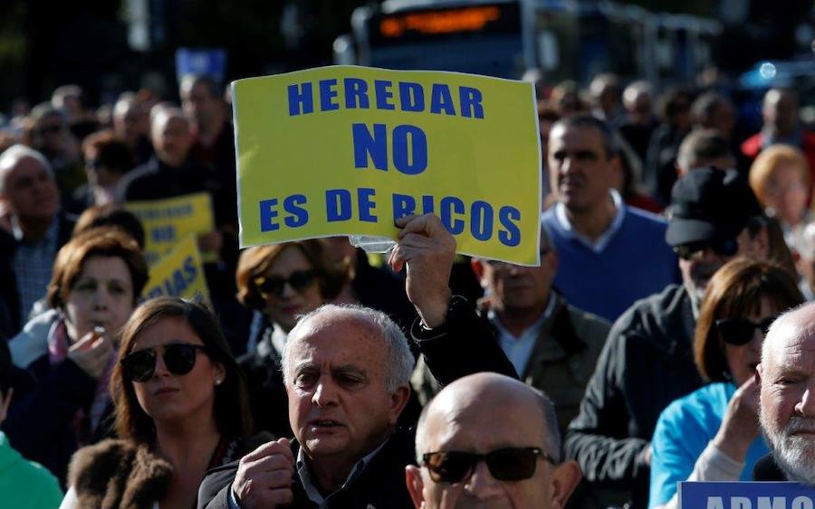 Un centenar de personas se manifestaron para exigir que se ponga fin al impuesto de sucesiones, donaciones y plusvalías para familiares de hasta cuarta generación.