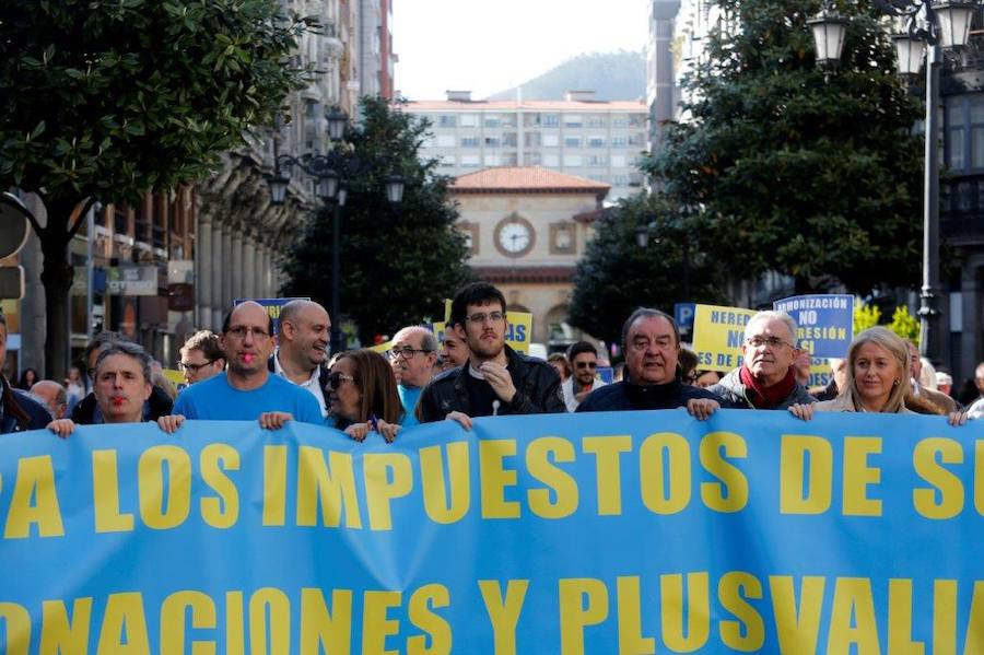 Un centenar de personas se manifestaron para exigir que se ponga fin al impuesto de sucesiones, donaciones y plusvalías para familiares de hasta cuarta generación.