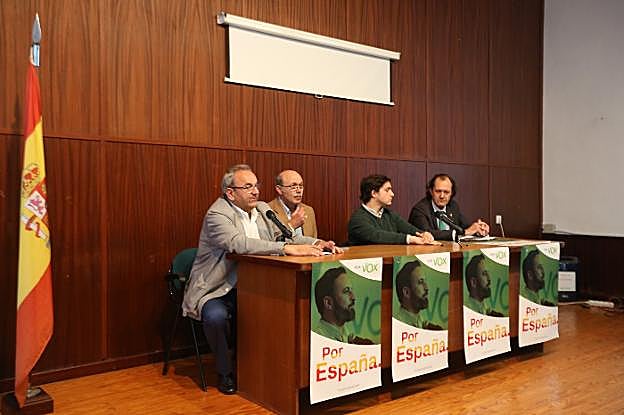 Los candidatos de Vox ofrecieron un mitin en Salinas. 