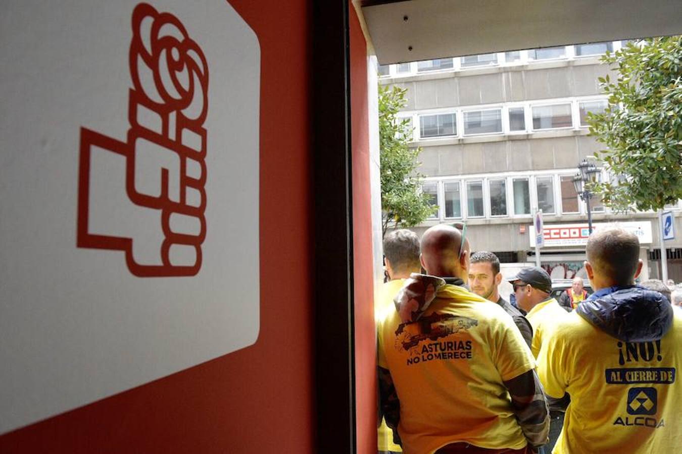 Los empleados de la firma de alumino exigen soluciones ante la sede del PSOE en Oviedo por las ayudas a las electrointensivas
