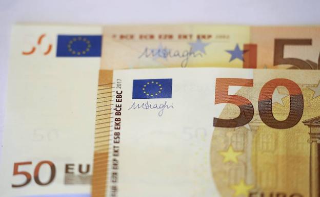 Primer plano de dos billetes de 50 euros