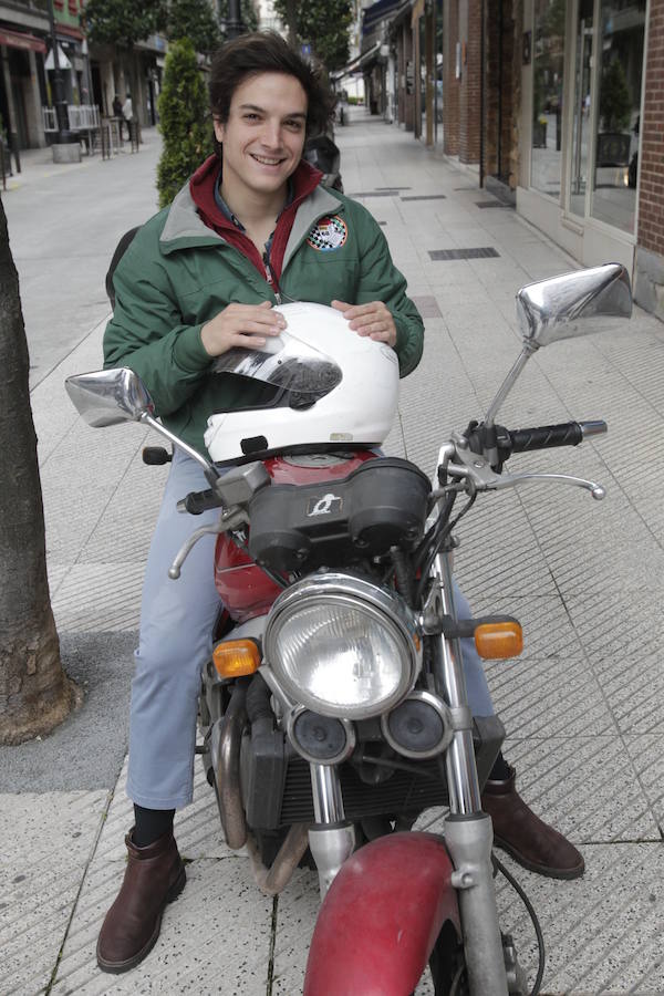 José María Figaredo, candidato de Vox, sale en moto desde Oviedo