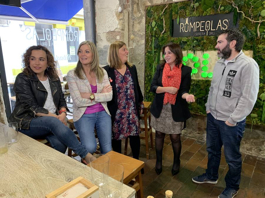 Adriana Lastra, candidata socialista, con amigos en Ribadesella