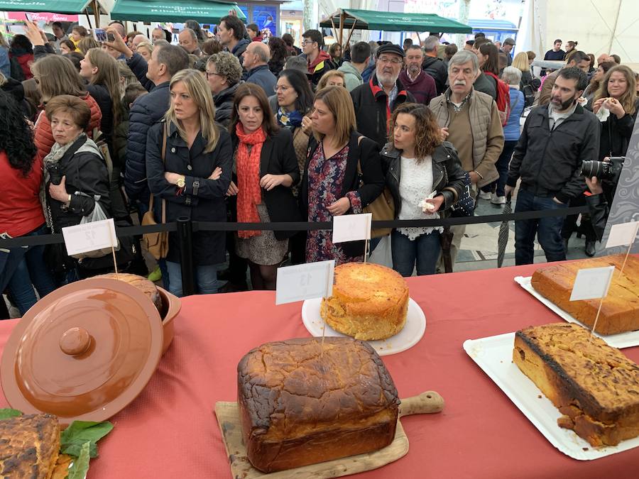 Adriana Lastra, candidata socialista, con amigos en Ribadesella