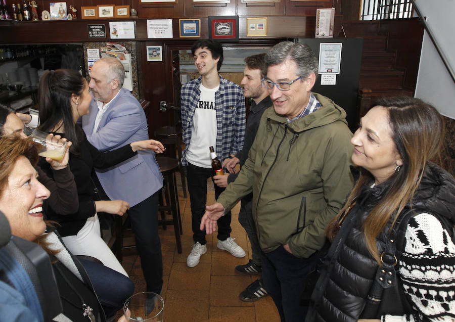 Ignacio Prendes, candidato de Ciudadanos, en el barrio gijonés de El Carmen