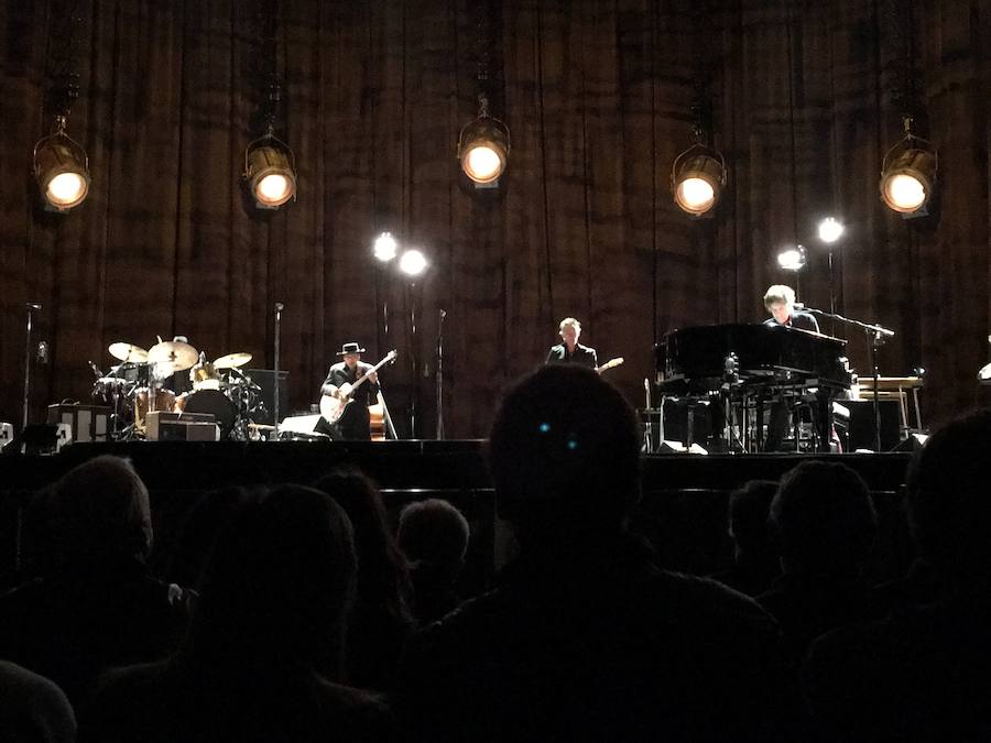 Bob Dylan, junto a su banda, al inicio del concierto que ofreció anoche en Bilbao. 