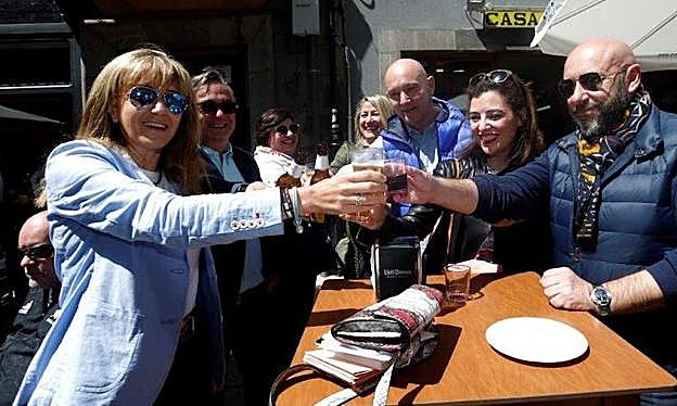 Paloma Gázquez, candidata del PP, en la calle ovetense San Bernabé