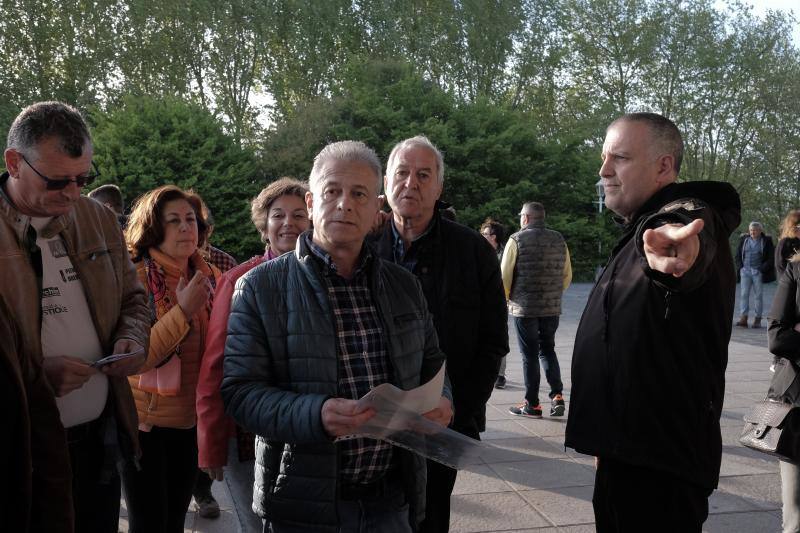 Llegó el momento más esperado para sus fieles seguidores. Los asistentes al concierto de Bob Dylan en Gijón forman largas colas frente al Palacio de Deportes