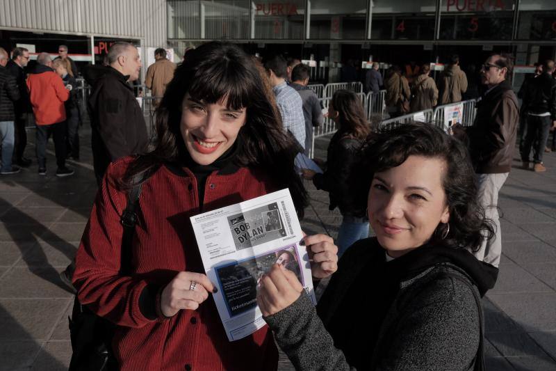 Llegó el momento más esperado para sus fieles seguidores. Los asistentes al concierto de Bob Dylan en Gijón forman largas colas frente al Palacio de Deportes