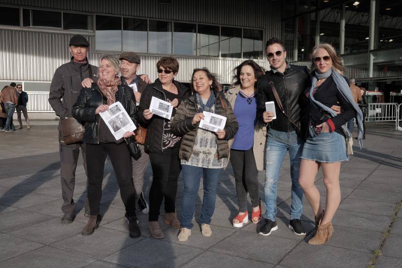 Llegó el momento más esperado para sus fieles seguidores. Los asistentes al concierto de Bob Dylan en Gijón forman largas colas frente al Palacio de Deportes