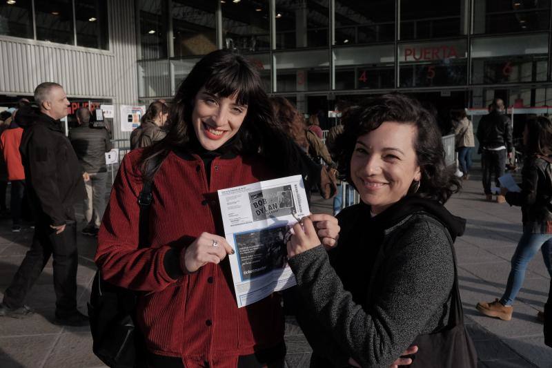 Llegó el momento más esperado para sus fieles seguidores. Los asistentes al concierto de Bob Dylan en Gijón forman largas colas frente al Palacio de Deportes