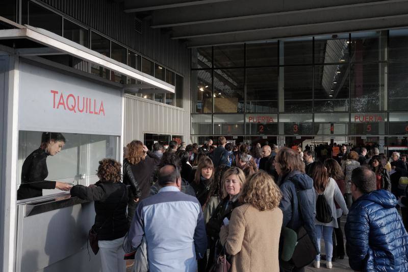 Llegó el momento más esperado para sus fieles seguidores. Los asistentes al concierto de Bob Dylan en Gijón forman largas colas frente al Palacio de Deportes