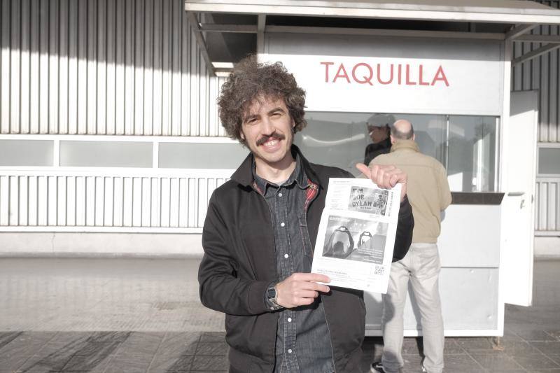 Llegó el momento más esperado para sus fieles seguidores. Los asistentes al concierto de Bob Dylan en Gijón forman largas colas frente al Palacio de Deportes