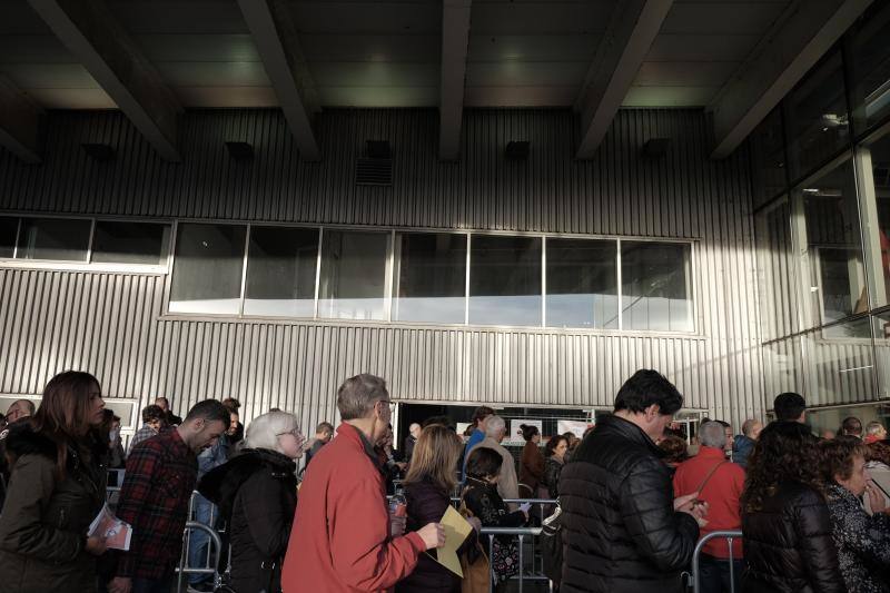 Llegó el momento más esperado para sus fieles seguidores. Los asistentes al concierto de Bob Dylan en Gijón forman largas colas frente al Palacio de Deportes