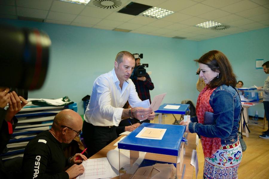 Adriana Lastra, Ignacio Prendes, Sofía Castañón y José María Figaredo ha votado en Oviedo y Gijón