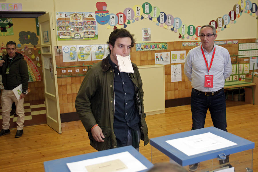 Adriana Lastra, Ignacio Prendes, Sofía Castañón y José María Figaredo ha votado en Oviedo y Gijón