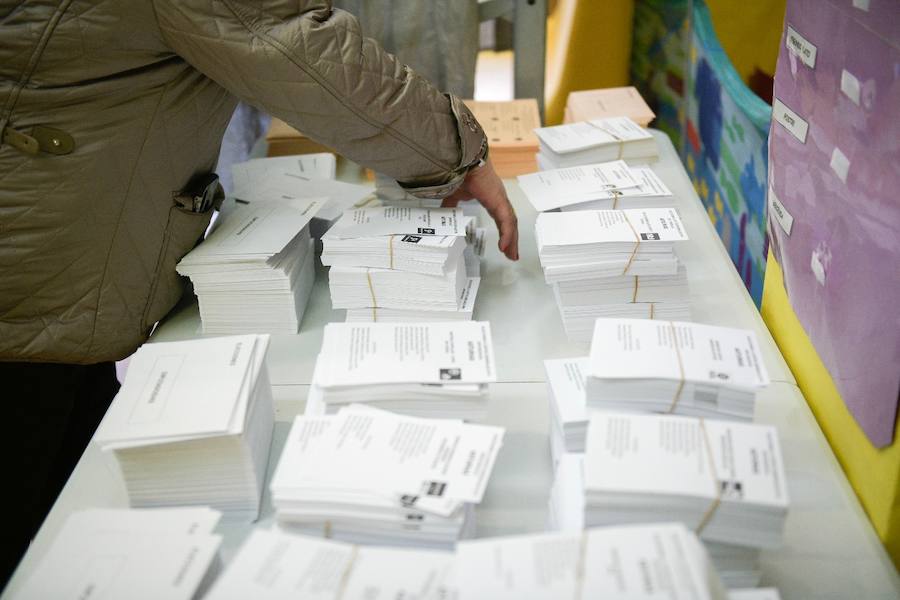 Numerosas personas han acudido ya a ejercer su derecho al voto en alguno de los colegios que se reparten por la geografía asturiana. El buen tiempo está acompañando la jornada