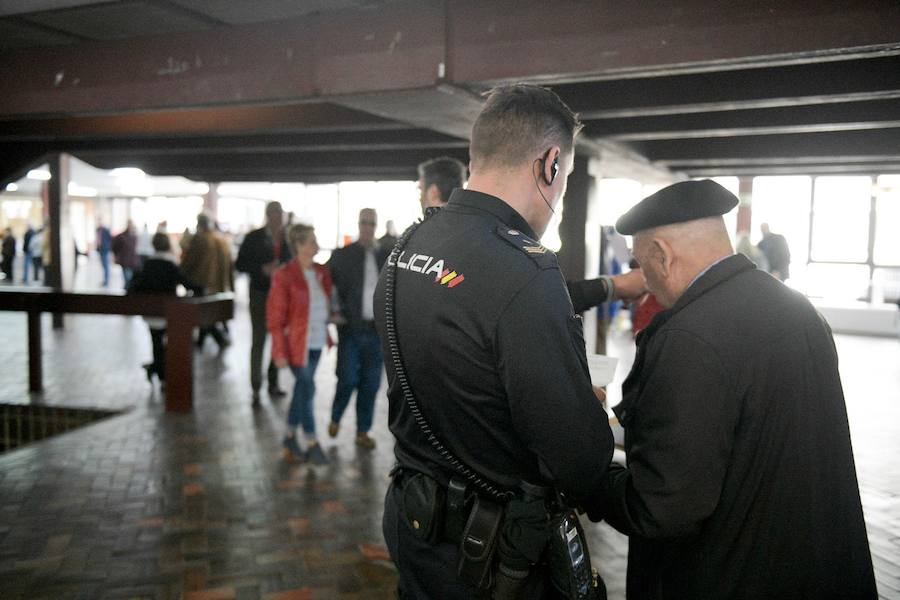 Numerosas personas han acudido ya a ejercer su derecho al voto en alguno de los colegios que se reparten por la geografía asturiana. El buen tiempo está acompañando la jornada