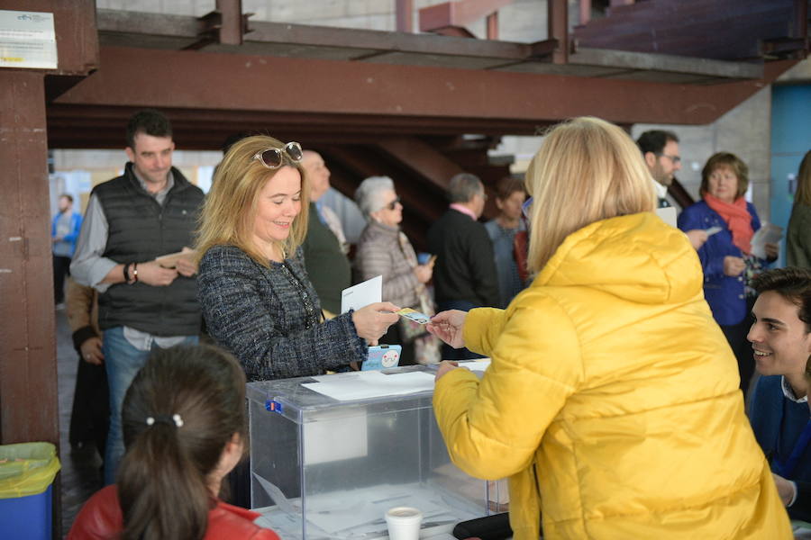 Numerosas personas han acudido ya a ejercer su derecho al voto en alguno de los colegios que se reparten por la geografía asturiana. El buen tiempo está acompañando la jornada