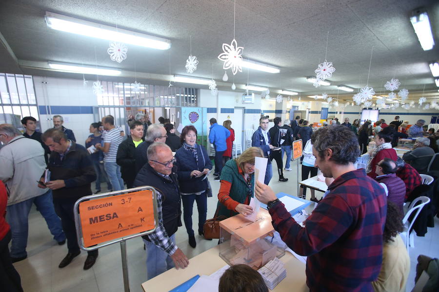 Numerosas personas han acudido ya a ejercer su derecho al voto en alguno de los colegios que se reparten por la geografía asturiana. El buen tiempo está acompañando la jornada