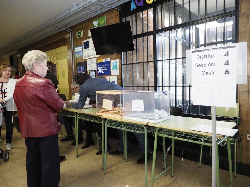 Numerosas personas han acudido ya a ejercer su derecho al voto en alguno de los colegios que se reparten por la geografía asturiana. El buen tiempo está acompañando la jornada