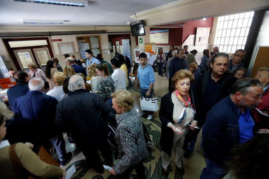 Numerosas personas han acudido ya a ejercer su derecho al voto en alguno de los colegios que se reparten por la geografía asturiana. El buen tiempo está acompañando la jornada