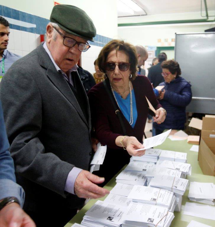 Numerosas personas han acudido ya a ejercer su derecho al voto en alguno de los colegios que se reparten por la geografía asturiana. El buen tiempo está acompañando la jornada