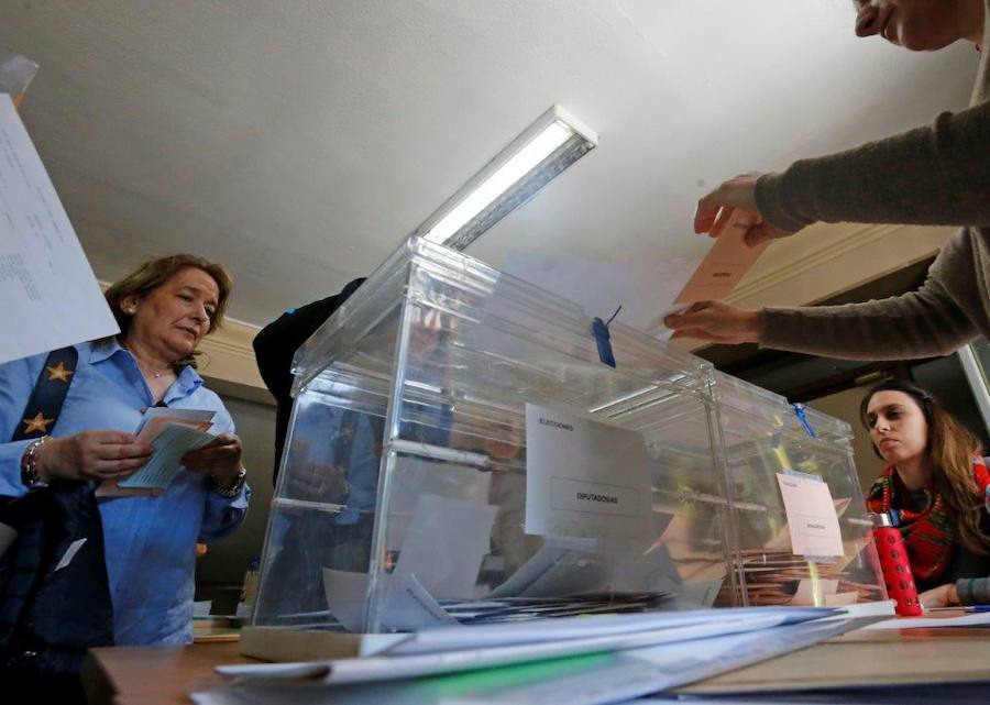 Numerosas personas han acudido ya a ejercer su derecho al voto en alguno de los colegios que se reparten por la geografía asturiana. El buen tiempo está acompañando la jornada