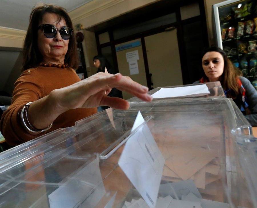 Numerosas personas han acudido ya a ejercer su derecho al voto en alguno de los colegios que se reparten por la geografía asturiana. El buen tiempo está acompañando la jornada