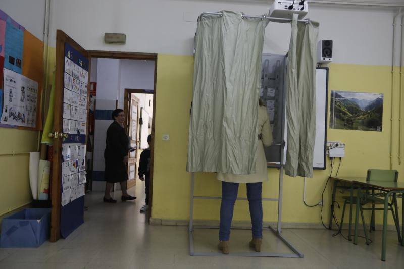 Numerosas personas han acudido ya a ejercer su derecho al voto en alguno de los colegios que se reparten por la geografía asturiana. El buen tiempo está acompañando la jornada