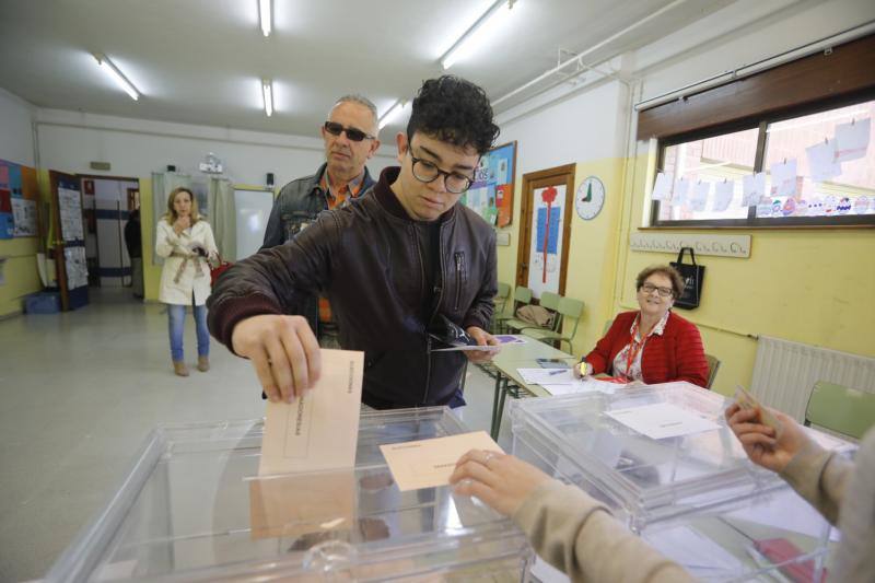 Numerosas personas han acudido ya a ejercer su derecho al voto en alguno de los colegios que se reparten por la geografía asturiana. El buen tiempo está acompañando la jornada