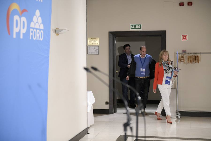 Paloma Gázquez, acompañada de otros miembros del partido interviene desde el hotel Exe Oviedo.