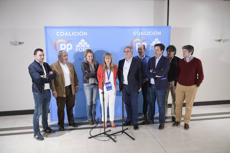 Paloma Gázquez, acompañada de otros miembros del partido interviene desde el hotel Exe Oviedo.