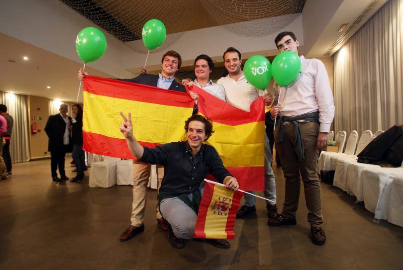 Los miembros de Vox celebran el resultado electoral que les otorga un diputado por Asturias.