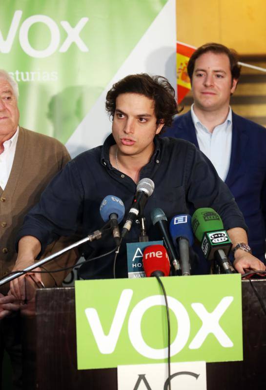 Los miembros de Vox celebran el resultado electoral que les otorga un diputado por Asturias.