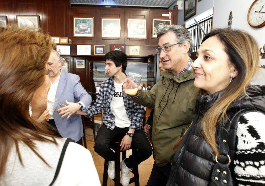 Ignacio Prendes, con amigos y familiares en Gijón.